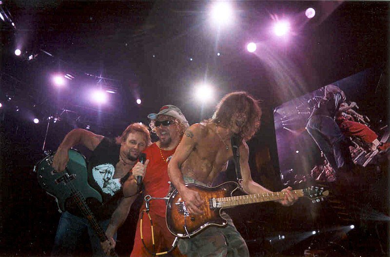 Le groupe Van Halen sur scène.