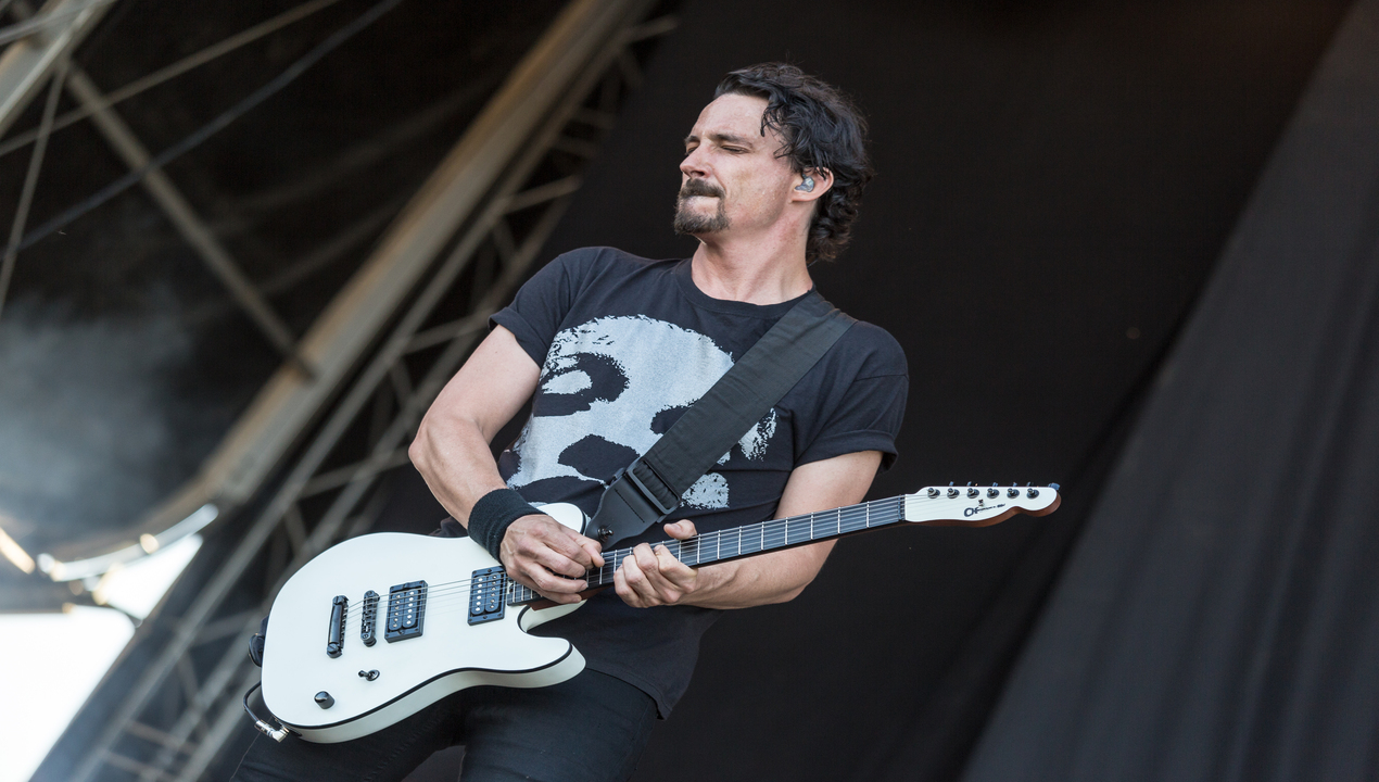 Joel Duplantier de Gojira sur scène lors du festival Nova Rock 2017 (© Wikimedia Commons)