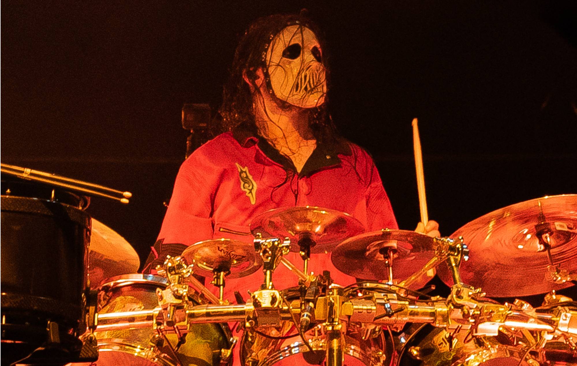 Jay Weinberg sur scène avec son masque de Slipknot.