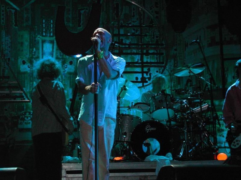 R.E.M lors d'un concert en 2003.