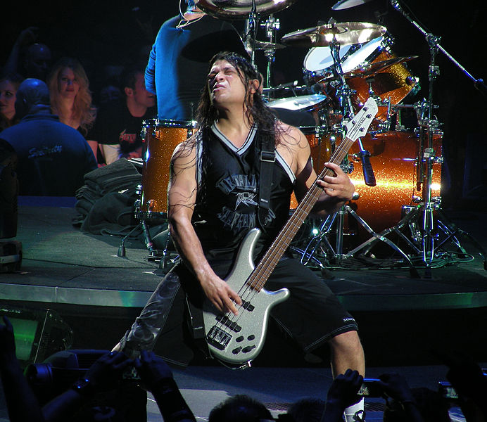 Robert Trujillo sur scène à Rotterdam avec Metallica en 2009 (source : Wikimedia Commons)