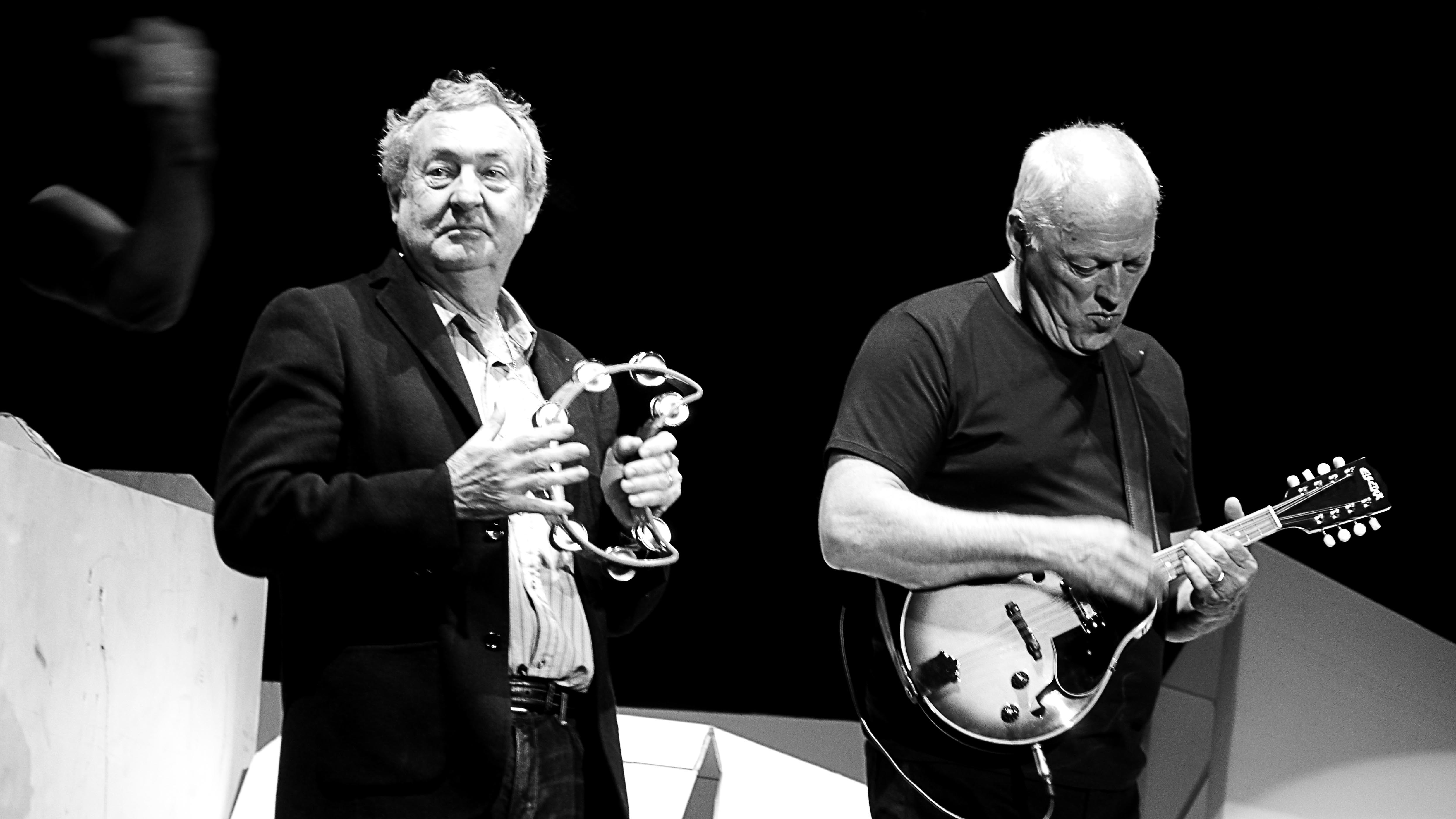 Nick Mason et David Gilmour sur scène à Londres en 2011 (source : Wikimedia Commons)