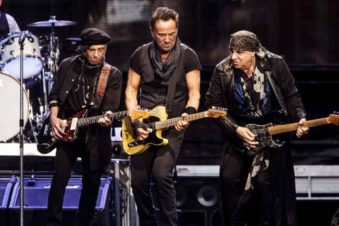 Bruce Springsteen sur scène avec le E-Street Band (source : Flickr / Dena Flows)